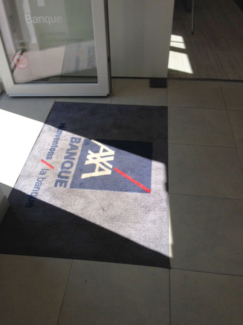 Tapis personnalisé pour l’agence AXA Caron (France)