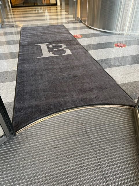 tapis personnalisé avec découpe spécifique